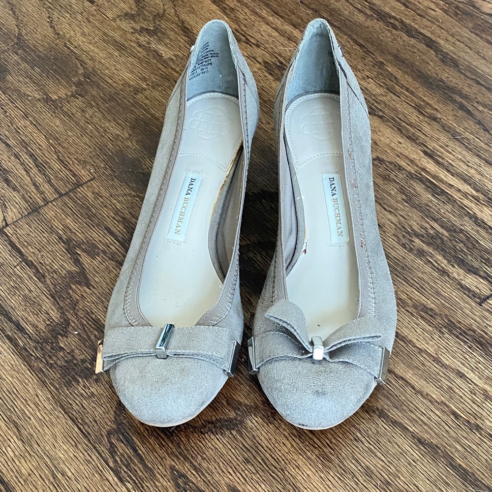 Dana Buchman Taupe Heels with Bow Accent size 10